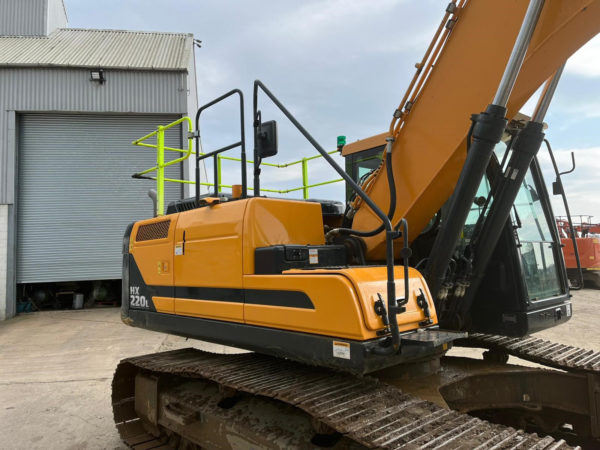 2020 HYUNDAI HX220L EXCAVATOR - Image 2