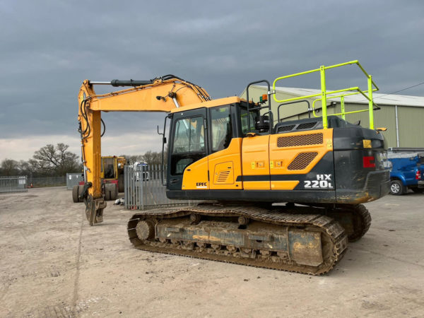 2020 HYUNDAI HX220L EXCAVATOR - Image 11