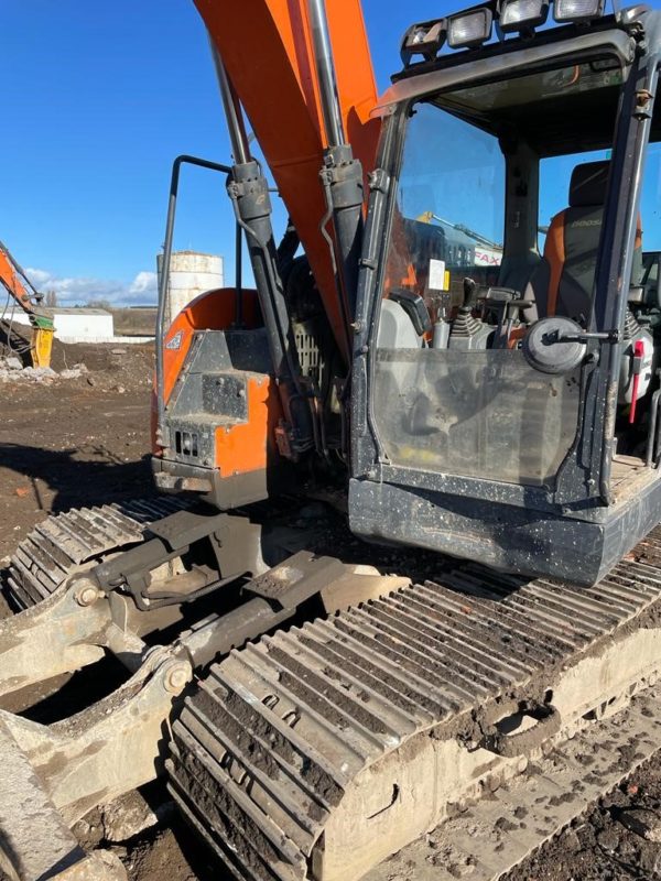 2017 DOOSAN DX140LCR-5 EXCAVATOR WITH DOZER BLADE - Image 12