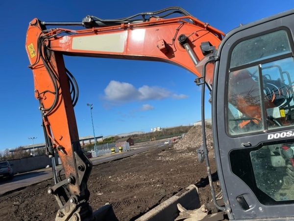 2017 DOOSAN DX140LCR-5 EXCAVATOR WITH DOZER BLADE - Image 3