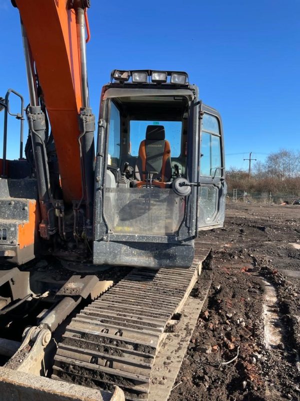 2017 DOOSAN DX140LCR-5 EXCAVATOR WITH DOZER BLADE - Image 10