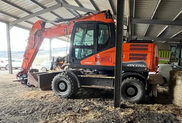 2017 DOOSAN DX170 W WHEELED EXCAVATOR - Image 2